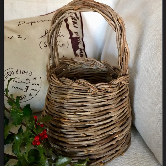 VINTAGE TWIG BASKET WITH HANDLE IN BEEHIVE SHAPE